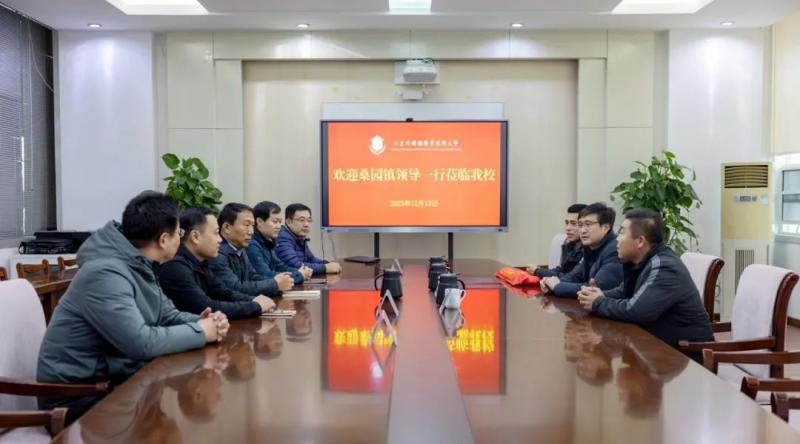 “第一書記”派駐村為我校贈送錦旗