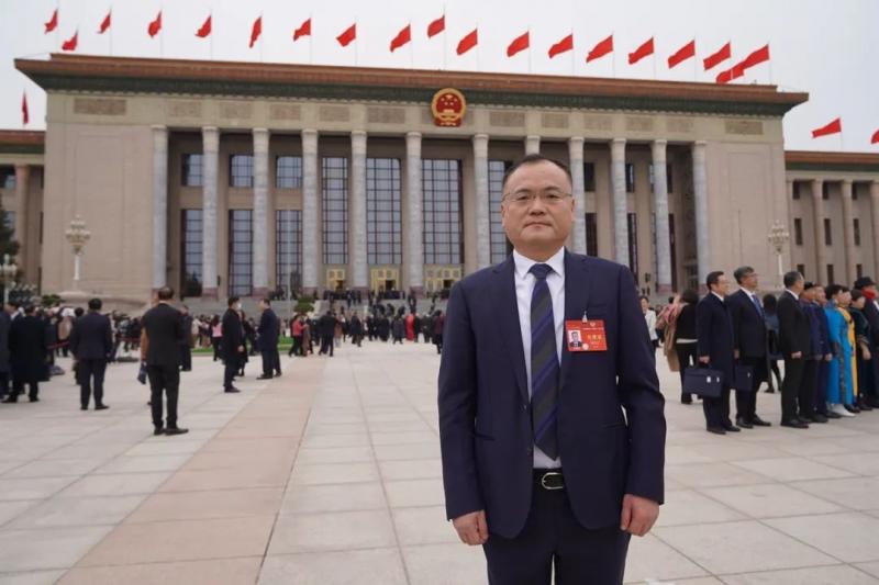 全國政協(xié)委員、學(xué)校董事長拜文匯參加全國政協(xié)十四屆二次會議