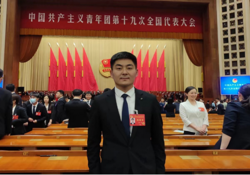 02我校畢業生李偉參加共青團第十九次全國代表大會.png