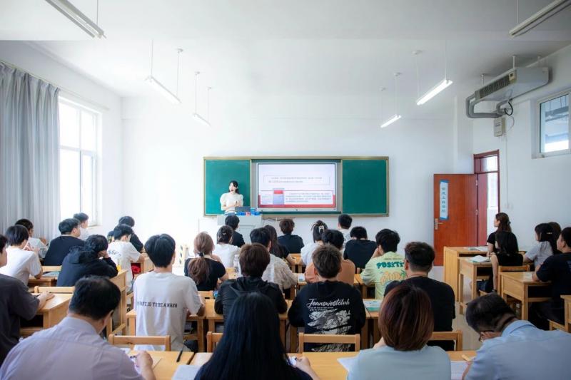 校領導深入課堂，與學生共聽“開學第一課”