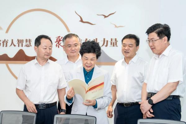 葛慧君來我校調研政協工作