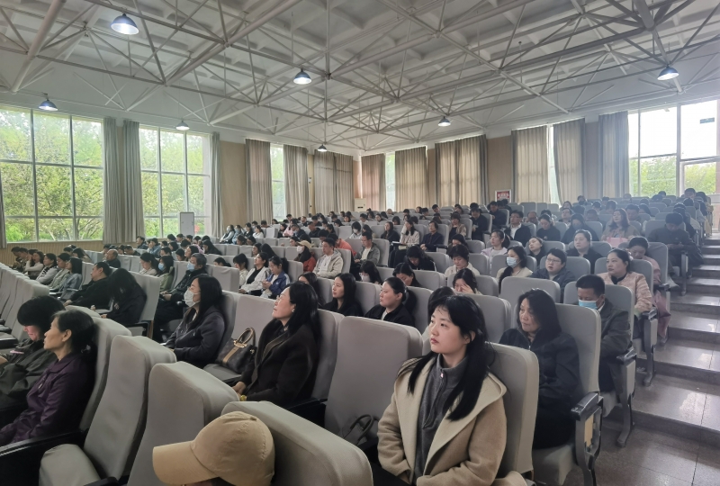 我校組織教師觀看全省弘揚教育家精神宣講活動