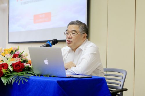 
全國政協常務委員兼副秘書長、民進中央副主席朱永新來校作報告
